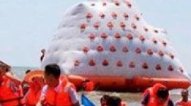 Núi banh ú 5m nổi trên biển
