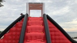 Tháp trượt nước nổi trên biển